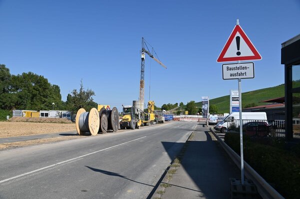 Blick Richtung Br�ckenneubau: Bei den Sanierungsarbeiten an der B 290 bei Gerlachsheim einschlie�lich des Ersatzneubaus der Gr�nbachbr�cke beginnt am Montag, 17. August, der n�chste Bauabschnitt. Es kann dann nicht mehr von der B 290 nach Gerlachsheim abgebogen werden, das Umleitungskonzept �ndert sich entsprechend.