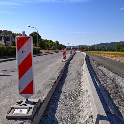 Erste Spuren deutlich erkennbar: Im Zuge der Bauma&szlig;nahme wird der Streckenabschnitt verbreitert, um den Verkehrsfluss zu verbessern. 