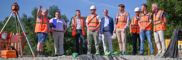 Einblicke vor Ort: Landrat Christoph Schauder (2.v.l.) hat sich gemeinsam mit B�rgermeister Dr. Lukas Braun (5.v.r.) sowie weiteren Vertretern des Regierungspr�sidiums Stuttgart und des Amtes f�r Stra�en- und Radwegebau des Landratsamtes Main-Tauber-Kreis die Baustelle der Gr�nbachbr�cke in Gerlachsheim angeschaut.