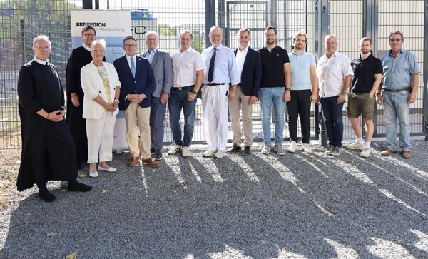 Bei der F�hrung durch das Rechenzentrum erkl�rte Sascha Gerntrup, IT-Teamleiter, Caritas-Krankenhaus Bad Mergentheim (3. v. r.) den geladenen G�sten die neue IT-Infrastruktur. An der ersten F�hrung nahmen (v.l.n.r.) der Landrat des Main-Tauber-Kreises, Christoph Schauder, Dr. Frank Zils, Gesch�ftsf�hrer BBT-Gruppe, Dr. Jochen Selbach, �rztlicher Direktor, Caritas-Krankenhaus Bad Mergentheim, Manuela Zahn, Stellvertretende B�rgermeisterin Bad Mergentheim, und Bruder Peter Berg, Barmherzige Br�der von Maria-Hilf, teil.