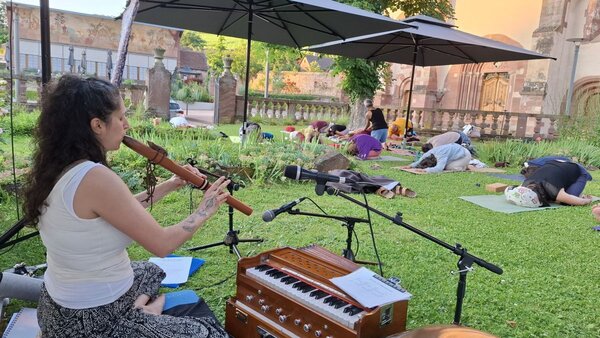 Die Yoga-Workshops finden den ganzen Sommer &uuml;ber im Bronnbacher Abteigarten statt. Mit Ausnahme von "Yin Yoga mit Livemusik": Bei diesen Workshops finden der erste und der letzte im Josephsaal statt.
