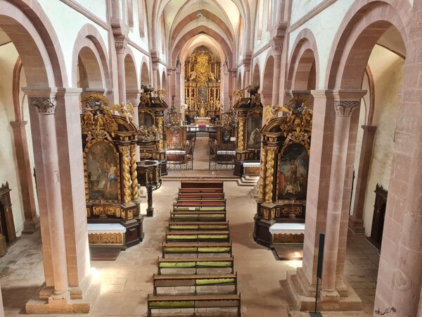 Die Bronnbacher Klosterkirche zieht jedes Jahr viele Besucherinnen und Besucher an. Doch die darin befindliche Sakristei bleibt der &Ouml;ffentlichkeit normalerweise verborgen. Das &auml;ndert sich mit der Sakristeif&uuml;hrung am Freitag, 28. August, um 17 Uhr.