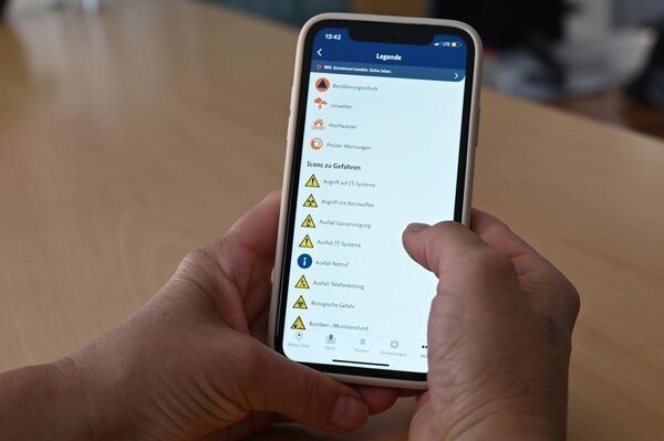 Eine Warn-App im Einsatz: Beim bundesweiten Warntag am Donnerstag, 10. September, werden um 11 Uhr Probealarme �ber verschiedene Warnmittel ausgel�st.