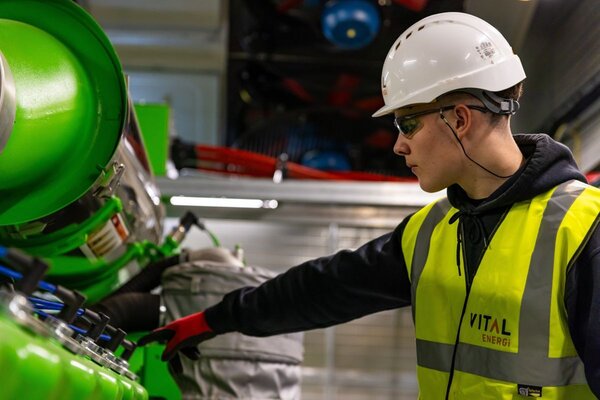 Im Rahmen des Projektes "EnergieChecker" erarbeiten Azubis praxisnahe L�sungen, mit denen Energieverbrauch und CO2-Emissionen reduziert werden k�nnen.