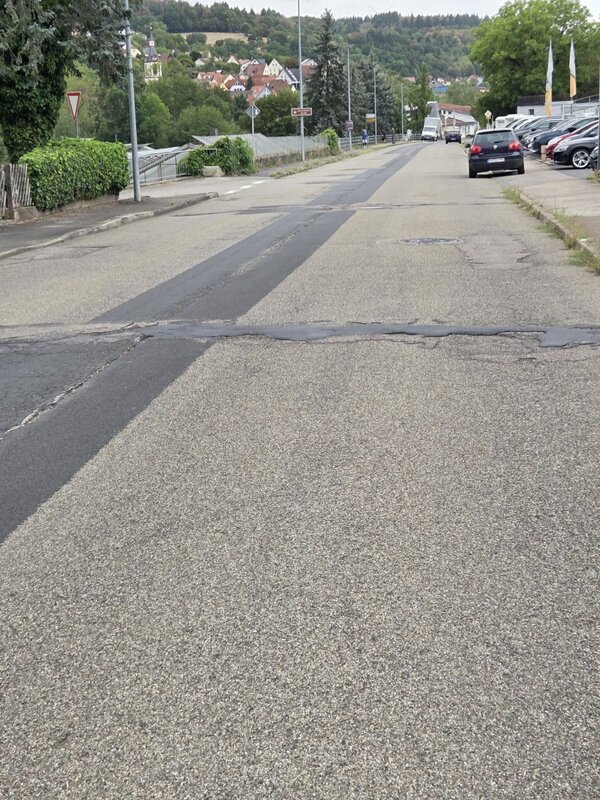 Die Ortsdurchfahrt Creglingen wird aufgrund von Verdr�ckungen, Spurrinnen, Schadstellen und Rissen saniert und hierzu von 24. August bis voraussichtlich 11. September in vier Abschnitten voll gesperrt.