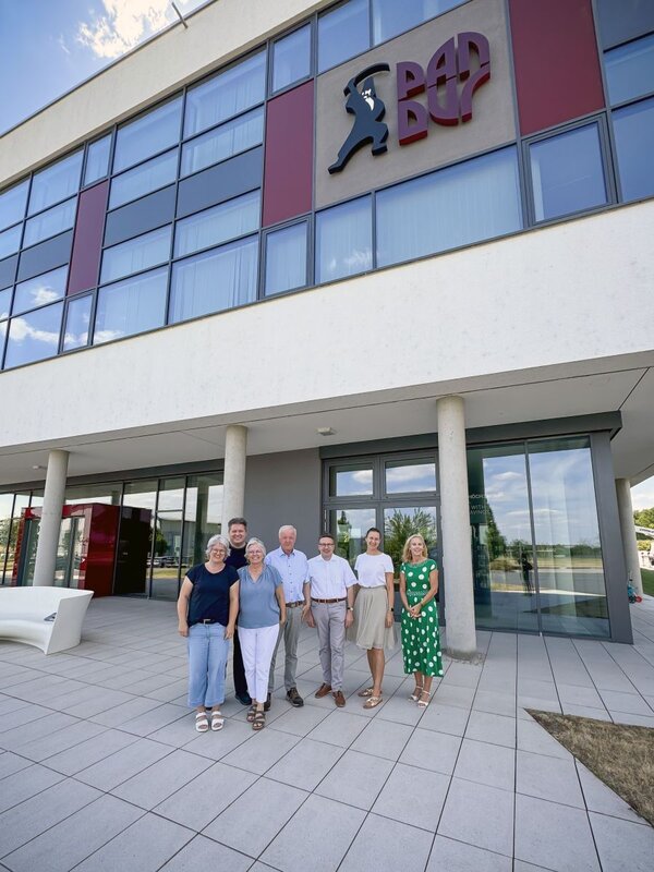 Ein Familienunternehmen mit tiefen Wurzeln in der Region: Gemeinsam mit (v. r.) Dezernentin Ursula M�hleck und Boxbergs B�rgermeisterin Heidrun Beck informierte sich Landrat Christoph Schauder bei den Unternehmensgr�ndern der Firma PAN-DUR, Albert und Ingrid Wei�, sowie den Kindern Matthias und Nadine Wei�, die die Gesch�ftsf�hrung �bernommen haben.