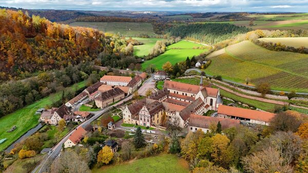 Blick auf das Kloster Bronnbach: Mit "Beheimaten: Malerei I Collage I Zeichnung" &ouml;ffnet am Sonntag, 6. September, die letzte Ausstellung f&uuml;r 2026 in der Neuen Galerie im Kloster Bronnbach.