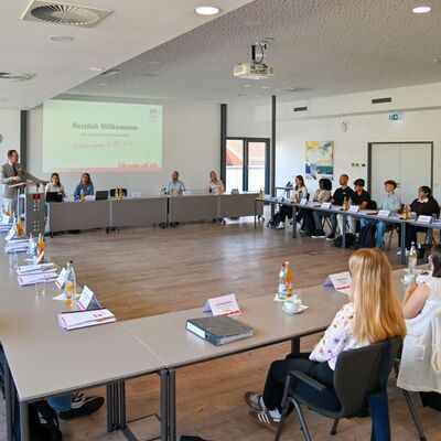 18 junge Menschen starten in ihre Ausbildung oder ihr Studium beim Landratsamt Main-Tauber-Kreis.