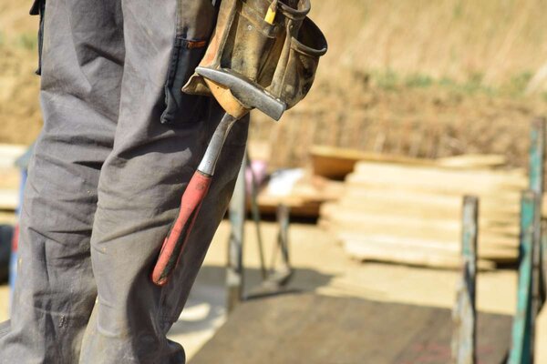 Zimmermann bei der Arbeit: Am 1. September 2026 haben im Kammerbezirk der Handwerkskammer Heilbronn-Franken 1.304 Auszubildende eine handwerkliche Ausbildung begonnen.