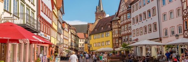 Blick auf den Marktplatz in Wertheim: Zum Tag des offenen Denkmals am Sonntag, 13. September, laden viele Denkm�ler ein, die Geschichte der Region hautnah zu erleben.