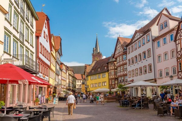 Das Foto zeigt einen Blick auf den Marktplatz in Wertheim.