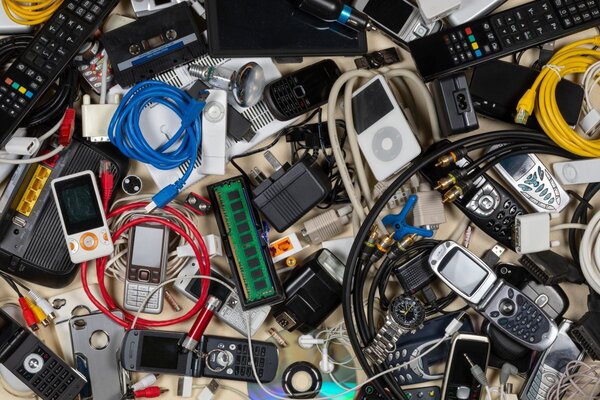 Das Foto zeigt eine Anhäufung von Elektroaltgeräten. 