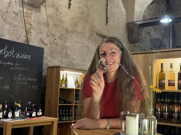 Weinprobensprecherin Karin Pauly informiert bei der Weinprobe am Samstag, 19. September, in der Vinothek Taubertal im Kloster Bronnbach, welche Rolle die menschlichen Sinne bei der Weinverkostung spielen.
