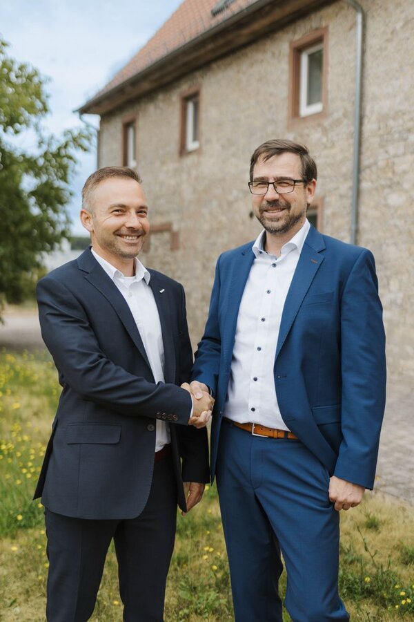 Das Foto zeigt Martin Babczyk, Geschäftsführer der Systemair GmbH, gemeinsam mit Benjamin Klasen, Geschäftsführer der Systemair Deutschland GmbH