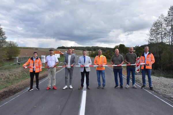 Symbolische Verkehrsfreigabe mit dem Durchschneiden des Bandes an der K 2837 bei der Abzweigung nach Eubigheim (von links): Projektleiter David Holler vom Amt f�r Stra�en- und Radwegebau, stellvertretender B�rgermeister Ren� K�nig (Boxberg), B�rgermeister Benjamin Czernin (Ahorn), Landrat Christoph Schauder, Polier Michael Sturm, Gesch�ftsf�hrer Rainer Schwarz und Bauleiter Kevin Landwehr von der Firma Schwarz sowie stellvertretender Amtsleiter Christian Mei�ner vom Amt f�r Stra�en- und Radwegebau.