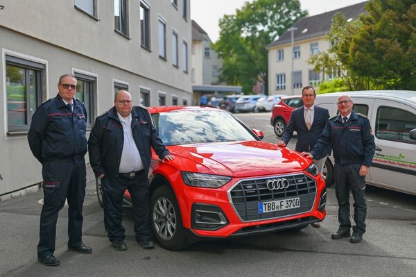 Best�ndigkeit ist Trumpf: Gemeinsam mit (v.r.) Kreisbrandmeister Andreas Geyer hat der Erste Landesbeamte Florian Busch Torsten Schmidt (Dienstbezirk Nord) und J�rgen Friedel (Dienstbezirk S�d) als stellvertretende Kreisbrandmeister best�tigt.