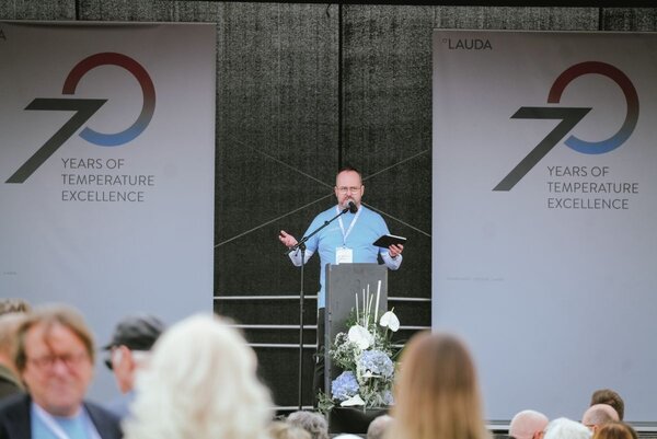 Dr. Gunther Wobser, Gesch�ftsf�hrender Gesellschafter von Lauda, bei seiner Begr��ungsrede auf der B�hne des Festgel�ndes.