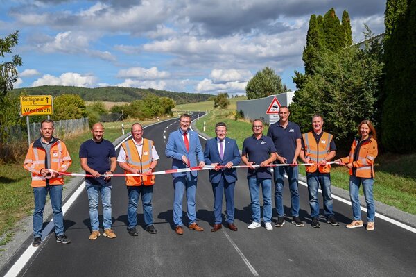 Freude bei allen Beteiligten �ber das frisch sanierte St�ck der K 2819 zwischen Werbach und B�ttigheim (v.l.): Christian Mei�ner (stellvertretender Leiter des Amtes f�r Stra�en- und Radwegebau), Oliver Schramm (Bauamtsleiter Werbach), Martin Winkler (Leiter der Stra�enmeisterei K�lsheim), B�rgermeister Georg Wyrwoll, Landrat Christoph Schauder, Ralf Stegmeier (Gesch�ftsf�hrer Trend Bau), Marco Greulich (Bauleiter Trend Bau), Marcel Elleser (stellvertretender Leiter der Stra�enmeisterei K�lsheim) sowie Hanna Kuznetsova (Amt f�r Stra�en- und Radwegebau).
