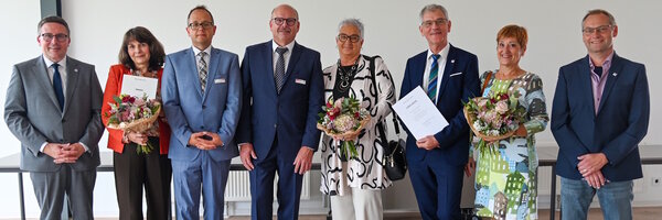 Landrat Christoph Schauder (von links) verabschiedete Gesundheitsamtsleiterin Monika Treppner und setzte mit J�rg Hammerl und Peter Gentner (mit Ehefrau Petra) die neue Leitung des Vermessungs- und Flurneuordnungsamtes ein, nachdem der bisherige Amtsleiter und Technik-Dezernent Werner R�ger (mit Ehefrau Jutta) in den Ruhestand verabschiedet war. Den Gl�ckw�nschen schloss sich Personalratsvorsitzender Holger Ebert an.