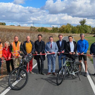 Der neue Radweg von Oberwittighausen bis G�tzingen ist fertiggestellt. Landrat Christoph Schauder (6.v.r.) und Wittighausens B�rgermeister Marcus Wessels (5.v.r.) haben den Radweg gemeinsam mit den Landtagsabgeordneten Prof. Dr. Wolfgang Reinhart (4.v.r.) und Gerd Bayer (6.v.l.) sowie Vertretern des Kreistags, der projektbeteiligten Firmen und des Amtes f�r Stra�en- und Radwegebau freigegeben.