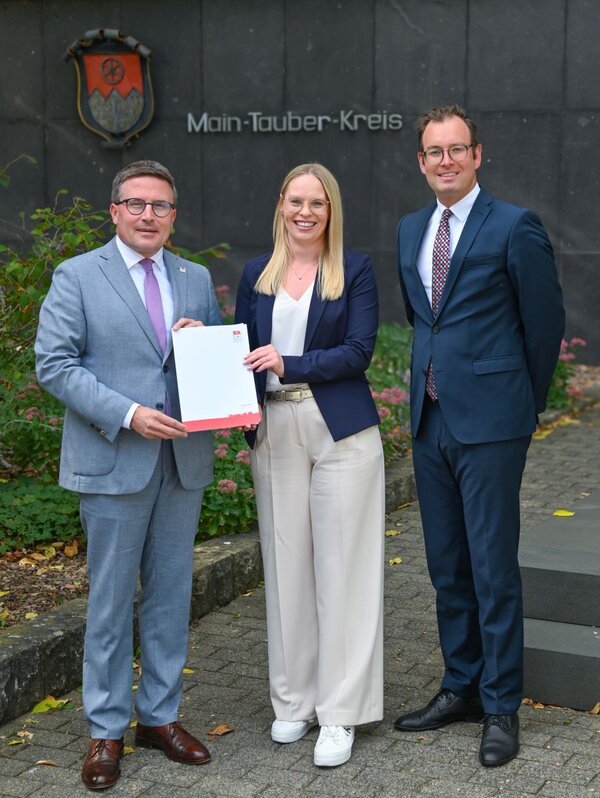 Schlankere Strukturen und gest�rkter Krisenschutz: Landrat Christoph Schauder, Verena Thorwart und Erster Landesbeamter Florian Busch (v.l.). Verena Thorwart �bernimmt ab 1. Oktober die Leitung der neu eingerichteten Stabs- und Koordinierungsstelle im Landratsamt Main-Tauber-Kreis.
