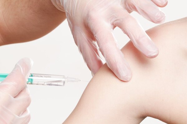 Impfung in den Oberarm: Die St�ndige Impfkommission (STIKO) empfiehlt die HPV-Impfung f�r alle M�dchen und Jungen im Alter von 9 bis 14 Jahren als wirksame Pr�vention.