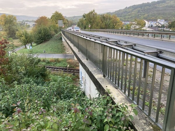 Die Br�cke �ber die Bahngleise im Zuge der B 290 bei Bad Mergentheim muss aufgrund von Voruntersuchungen f�r den geplanten Neubau am Dienstag, 6. Oktober, halbseitig gesperrt werden.