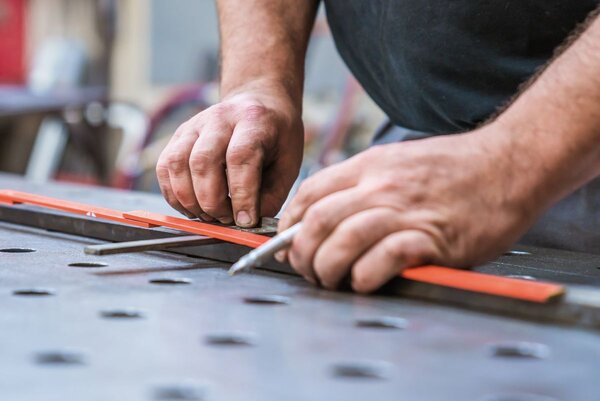 Das Foto zeigt einen Handwerker bei der Arbeit. 