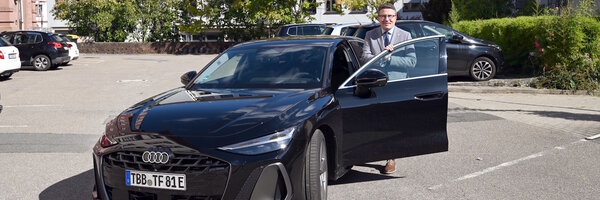 Landrat Christoph Schauder nutzt selbst einen Audi als Dienstwagen. Mit seinem Beitritt zur "Allianz f�r Audi Neckarsulm" setzt er nun ein klares Zeichen f�r die regionale Wirtschaft und die Besch�ftigten im Landkreis.
