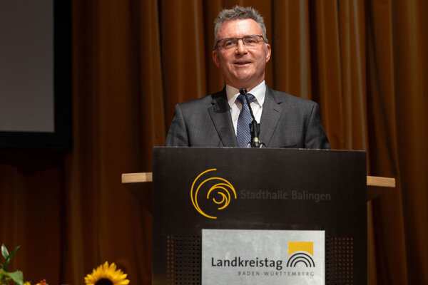Landrat Dr. Achim Br�tel (Archivbild) h�lt es f�r dringend geboten, die Kommunen als Stabilit�tsanker des demokratischen Rechtsstaats �zu st�rken und zu st�tzen".