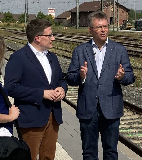 Im Gespr�ch am Bahnhof Lauda: Landrat Christoph Schauder gratuliert seinem Amtskollegen aus dem benachbarten Neckar-Odenwald-Kreis, Dr. Achim Br�tel, zur Wiederwahl als Pr�sident des Landkreistages Baden-W�rttemberg.