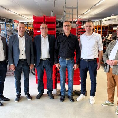 Betriebsbesuch bei ETB: Kreishandwerksmeister Timo Szabo, HWK-Hauptgesch�ftsf�hrer Ralf Schn�rr, HWK-Unternehmensberater Andreas Kolban, Betriebs�bergeber Marco Birkholz, Betriebs�bernehmer Matteo D�hner und HWK-Pr�sident Ralf Rothenburger (v.li.n.re.).