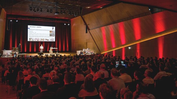 Das Foto zeigt die Teilnehmer bei einem Vortrag bei der European Supply Chain Summit der Würth Industrie Service.