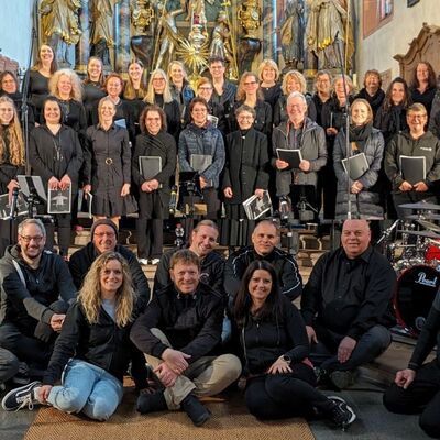 Bild vergr&ouml;&szlig;ern: Das Foto zeigt den 40-köpfigen Sunray-Projektchors gemeinsam mit der Band "Anna & Friends".