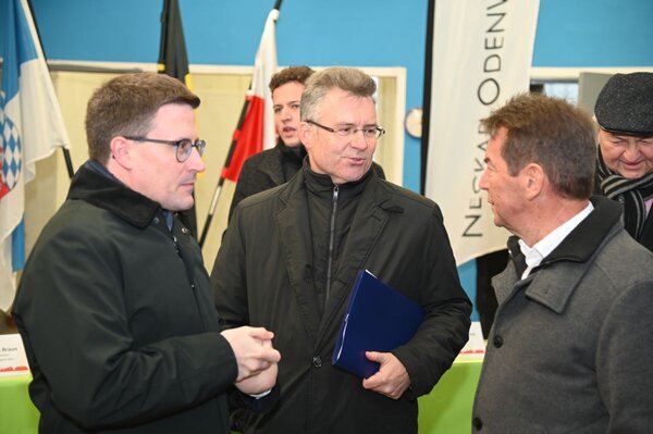 Landrat Christoph Schauder und der Pr�sident des Landkreistags Baden-W�rttemberg, Dr. Achim Br�tel (von links) setzen sich gemeinsam daf�r ein, dass das F�rderprogramm LEADER auch in den Jahren 2028 bis 2024 fortgesetzt werden kann.