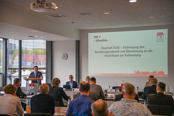Das Foto zeigt Landrat Christoph Schauder bei der Haushaltseinbringung vor einem Jahr. 