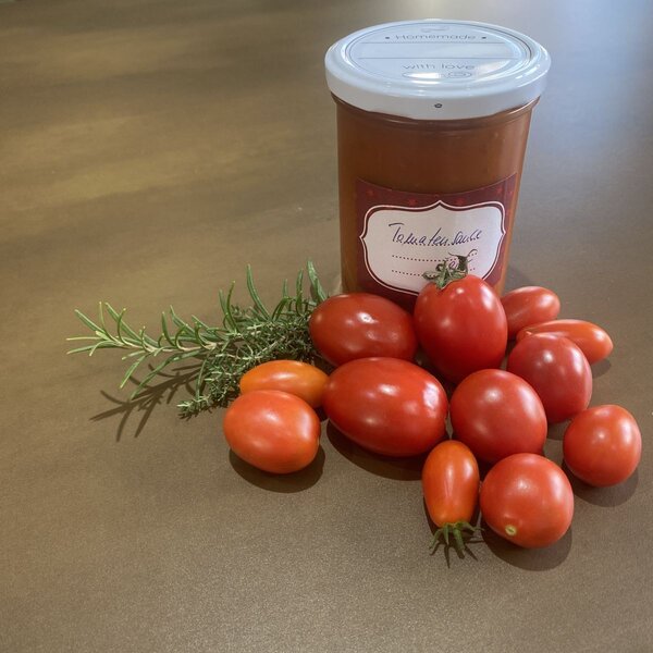 Der Deutschen liebstes Gem�se - die Tomate - konserviert als Sauce: eine gute Grundlage f�r allerlei Gerichte.