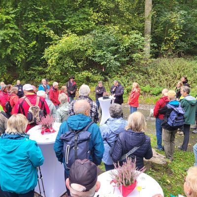 Gro�e Nachfrage bei der Auftaktwanderung der Taubert�ler Wandertage an der Stammbergh�tte in Tauberbischofsheim. Landrat Christoph Schauder, der Gesch�ftsf�hrer des Tourismusverbandes, Sven Dell, und B�rgermeisterin Annette Schmidt (Bildmitte von links) wurden von Wanderbegeisterten umringt.