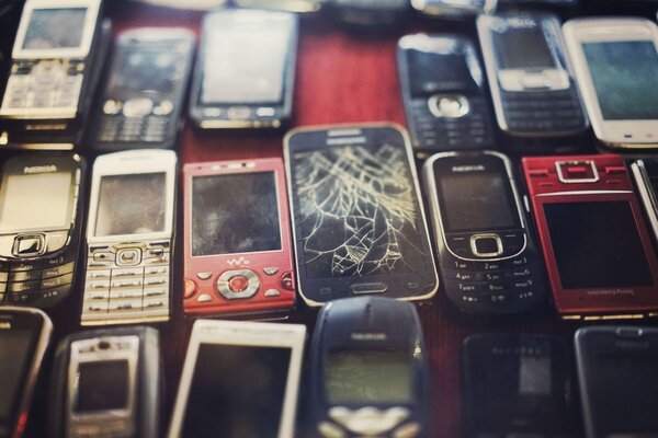 Defekte Mobiltelefone: Der AWMT informiert am Freitag, 16. Oktober, auf dem Marktplatz in Tauberbischofsheim zu der Frage, wie Elektroaltger�te richtig entsorgt werden.