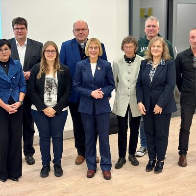 Auftakt der Weiterbildungsreihe "Ein Jahr im Zeichen der Demokratie" beim Kreiskuratorium f�r Erwachsenenbildung (von links): Georgitta Szabo (Volkshochschule Wertheim), Matthias Strack (Volkshochschule Bad Mergentheim), Andrea Rehberger (Landfrauen Main-Tauber-Kreis), Pfarrer Burkhard Keck (Katholische Erwachsenenbildung e.V. im Dekanat Mergentheim), Elisabeth Krug (Dezernentin f�r Jugend, Soziales und Gesundheit), Hedwig Appel (Bildungszentrum Tauberbischofsheim/ Kreisarbeitsgemeinschaft), Alexander Kirchhoff (Evangelische Erwachsenenbildung Odenwald-Tauber), Christine Schelhaas (Vorsitzende, Leiterin Volkshochschule Mittleres Taubertal e.V), Thomas Staehelin (Verhaltens�konom und Architekt f�r die Governance k�nstlicher Intelligenz).