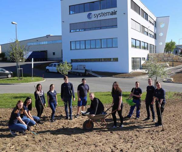 Die Auszubildenden der Systemair GmbH beim Anlegen der mehrj�hrigen Blumenwiese.