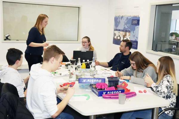 Die Schulprojektkids designen mit Knetmasse das Aussehen ihres Salatbestecks. 
