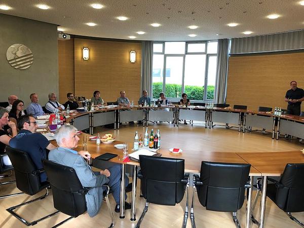 Der Auswahlausschuss ber�t im Rathaus in Ilshofen �ber die eingegangenen Projektantr�ge.