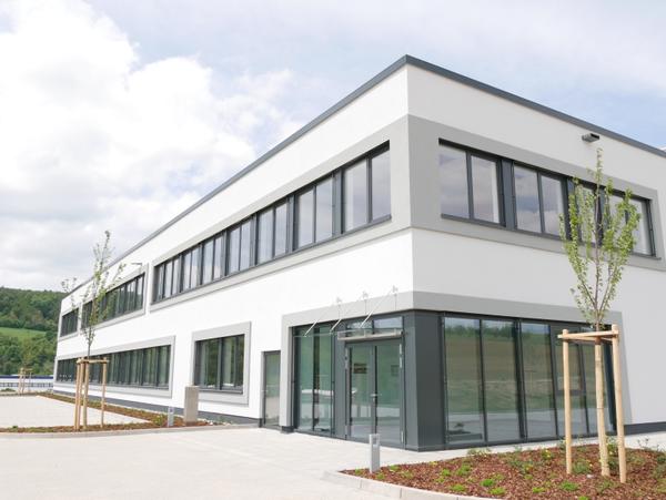 Mit dem neuen Geb�ude verf�gt bdtronic �ber mehr als 11.000 Quadratmeter Produktionsfl�che in Weikersheim.