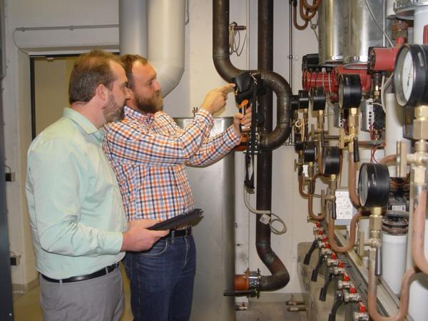 Sebastian Ehrler (links) und Christian Eifler helfen Unternehmen, Chancen in Sachen Energieeffizienz zu entdecken.