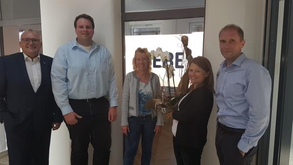 B�rgermeister Schreglmann (links) begr��t den Firmeninhaber Felix Uebe mit Gesch�ftsf�hrer Thomas Neubeck in K�lsheim.