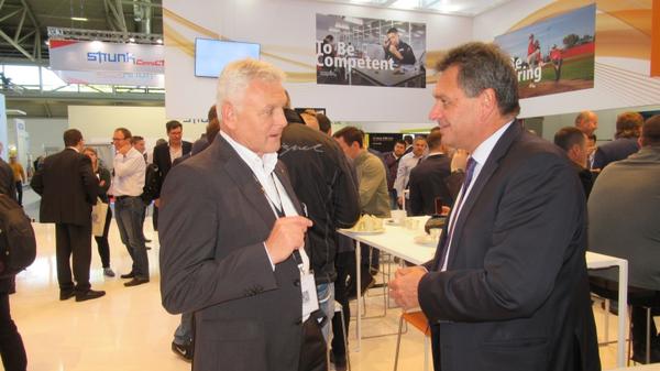 B�rgermeister Wolfgang Stein (rechts) auf der Fachmesse "Productronica"