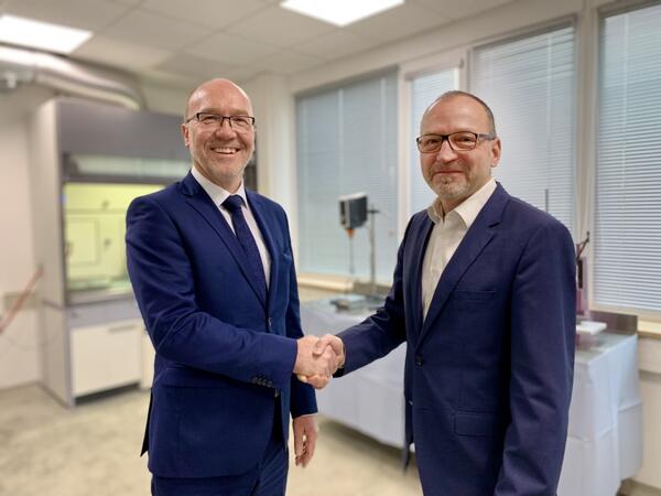 Von links: Andreas Moser und Dr. Frank Kukla freuen sich �ber die zuk�nftige Zusammenarbeit.