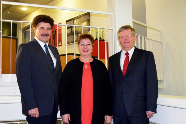 Robert Zimmermann, Vorsitzender des �rtlichen Hochschulrats, Prof. Dr. Gabi Jeck-Schlottmann und Prof. Dr. Peter V�terlein, Vizepr�sidenten der DHBW (von links) 