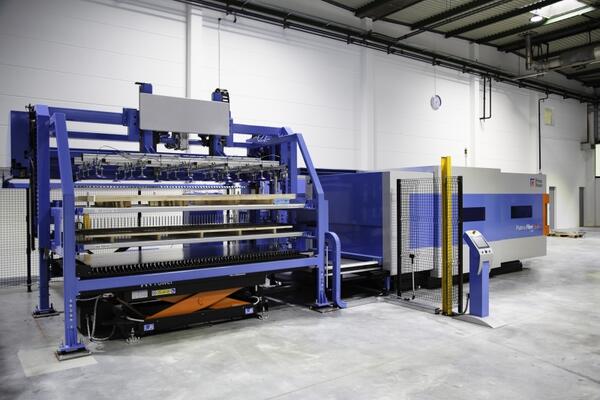 Die neu aufgestellte Lasermaschine bei der Systemair GmbH